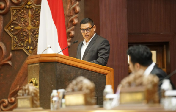 Juru Bicara Fraksi PAN DPRD Jatim, Abdullah Abu Bakar, menyampaikan pandangan umum fraksi terhadap Raperda Pertanggungjawaban Pelaksanaan APBD Tahun Anggaran 2025 dalam Rapat Paripurna DPRD Provinsi Jawa Timur.