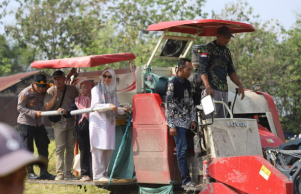 Wakil Ketua DPRD Jatim Dorong Penguatan Ketahanan Pangan Jatim Saat Hadiri Wiwit dan Panen Raya di Bojonegoro