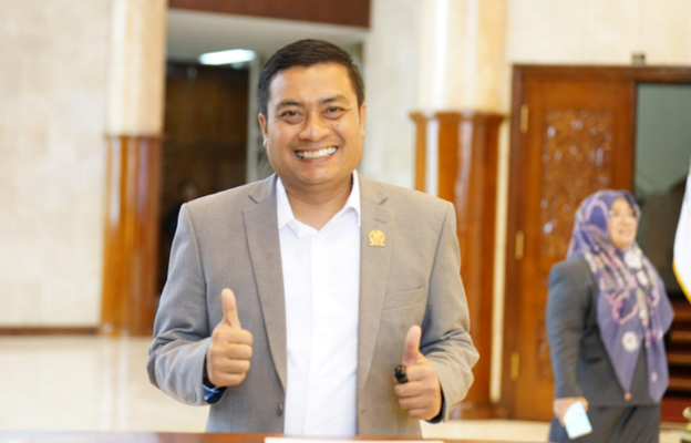 Anggota Komisi E DPRD Provinsi Jawa Timur, Puguh Wiji Pamungkas, menyampaikan dukungan terhadap wacana peningkatan kesejahteraan guru melalui pemberian gaji minimal Rp5 juta dengan acuan UMP dan UMK