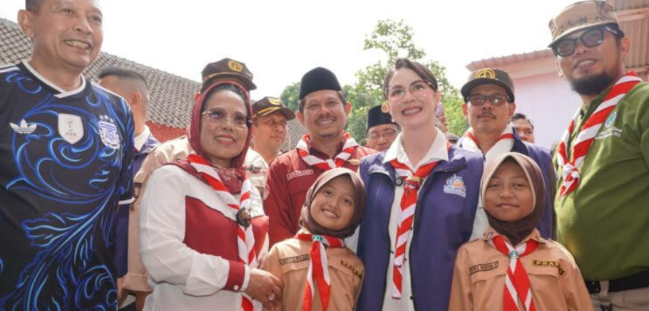 Ketua Komisi E DPRD Provinsi Jawa Timur, Sri Untari Bisowarno, meninjau salah satu rumah penerima manfaat Program Renovasi 1.000 Rumah Tidak Layak Huni (RTLH) Gerakan Pramuka Jawa Timur di Kota Malang.
