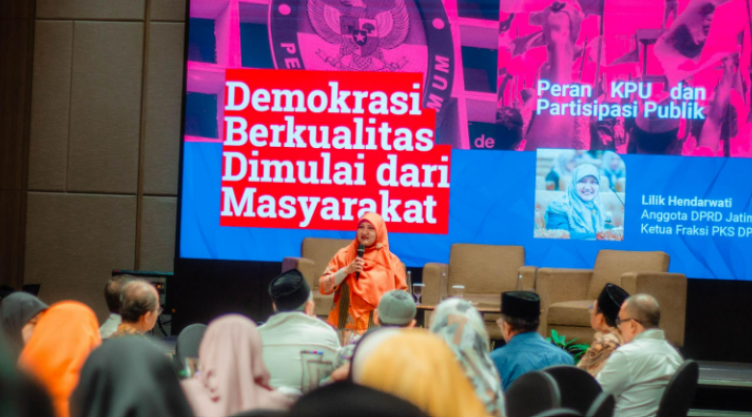 Ketua Fraksi PKS DPRD Provinsi Jawa Timur Lilik Hendarwati saat menyampaikan materi Sosialisasi Demokrasi Berkualitas kepada masyarakat di Surabaya.