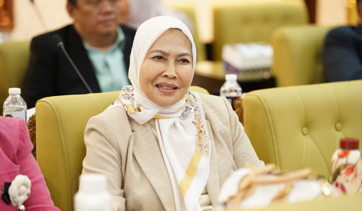 Anggota Komisi D DPRD Provinsi Jawa Timur Dewanti Rumpoko mengajak pemerintah daerah dan masyarakat memperkuat program reboisasi di kawasan hutan gundul Malang Raya untuk mengurangi risiko bencana.