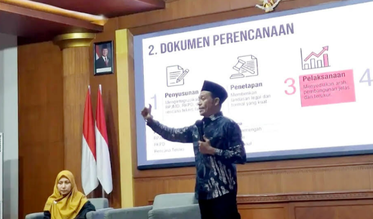 Ketua Komisi A DPRD Provinsi Jawa Timur Dedi Irwansa saat memberikan pemaparan mengenai penguatan peran perempuan dalam pembangunan daerah pada kegiatan Pimpinan Wilayah Aisyiyah Jawa Timur.