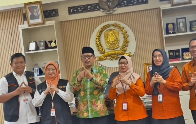 Ketua DPRD Provinsi Jawa Timur, Musyafak Rouf, usai mengikuti pendataan Sensus Ekonomi 2026 oleh Badan Pusat Statistik (BPS), mengajak masyarakat memberikan data secara jujur dan mendukung pelaksanaan sensus.