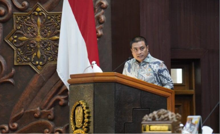 Juru Bicara Komisi E DPRD Provinsi Jawa Timur, Puguh Wiji Pamungkas, menyampaikan rekomendasi penguatan pendidikan inklusif bagi penyandang disabilitas dalam Rapat Paripurna DPRD Provinsi Jawa Timur.