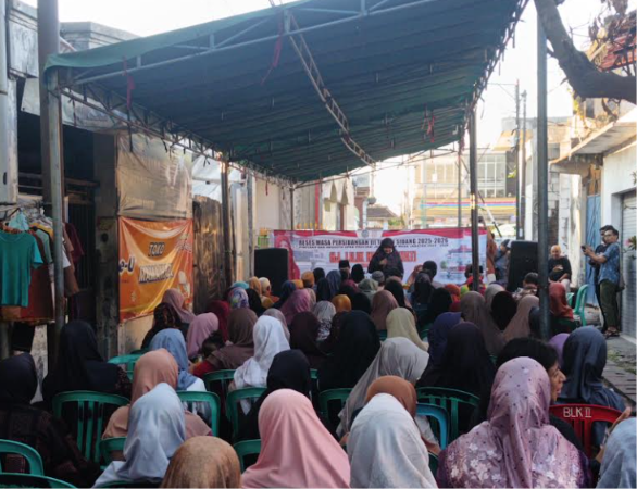 Ketua Fraksi PKS DPRD Provinsi Jawa Timur Lilik Hendarwati berdialog dengan warga Kelurahan Tambak Wedi, Kecamatan Kenjeran, Surabaya, dalam kegiatan reses yang didominasi aspirasi mengenai kebutuhan SMA dan SMK negeri.