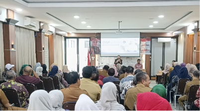 Sriatun anggota DPRD Dapil II Kab. Sidoarjo menerima aspirasi masyarakat secara langsung dan memperkenalkan sistem barcode digital untuk penyampaian aspirasi.