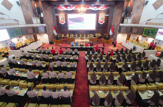 Ketua Fraksi PKS DPRD Provinsi Jawa Timur Lilik Hendarwati memberikan edukasi politik kepada 120 siswa SMAIT Al Uswah saat kunjungan pembelajaran di Gedung DPRD Provinsi Jawa Timur, Surabaya.