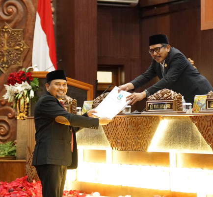Juru Bicara FPKS DPRD Jawa Timur Agus Cahyono menyampaikan pandangan fraksi terhadap Raperda tentang Obat Bahan Alam dalam rapat DPRD Jatim.