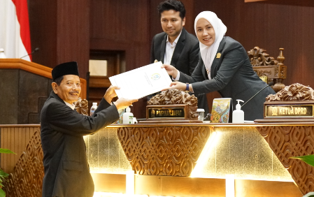 Juru Bicara Fraksi PKB DPRD Jawa Timur H. Makin Abbas menyampaikan pandangan Fraksi PKB dalam rapat paripurna DPRD Jatim.