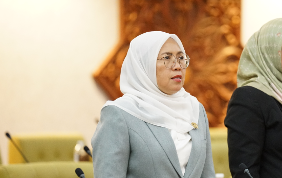 Juru Bicara Bapemperda DPRD Jatim Ro'aitu Nafif Laha menjelaskan pembahasan dua Raperda tentang Obat Bahan Alam dan Transportasi Berbasis Aplikasi.