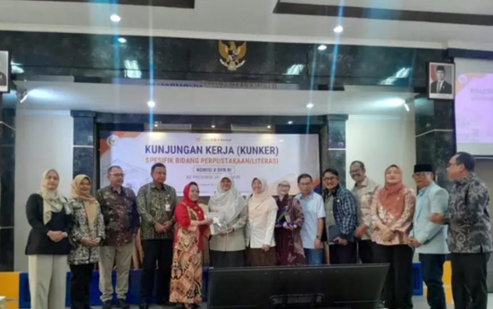 Ketua Komisi E DPRD Jawa Timur Sri Untari Bisowarno mendorong penguatan perpustakaan desa dan pelestarian naskah kuno untuk memperkuat budaya literasi masyarakat.