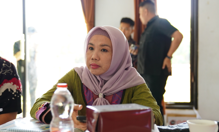 Anggota Komisi E DPRD Jawa Timur Hj. Zeiniye saat memberikan sosialisasi literasi jurnalistik di Situbondo, Senin (24/08/2026).