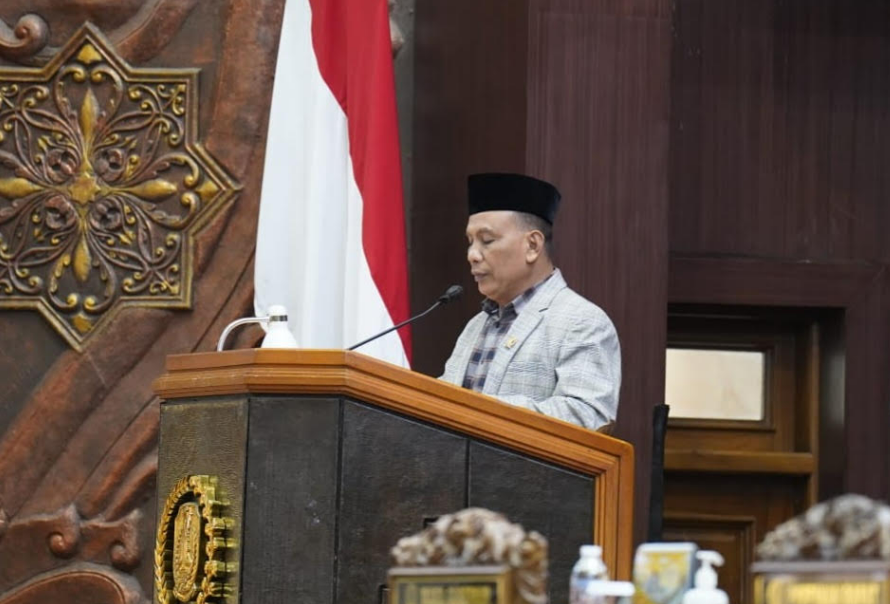 Juru Bicara Fraksi Partai Golkar DPRD Jawa Timur, Sumardi, menyampaikan Pemandangan Umum Fraksi dalam Rapat Paripurna DPRD Jatim terkait Raperda P-APBD 2026.