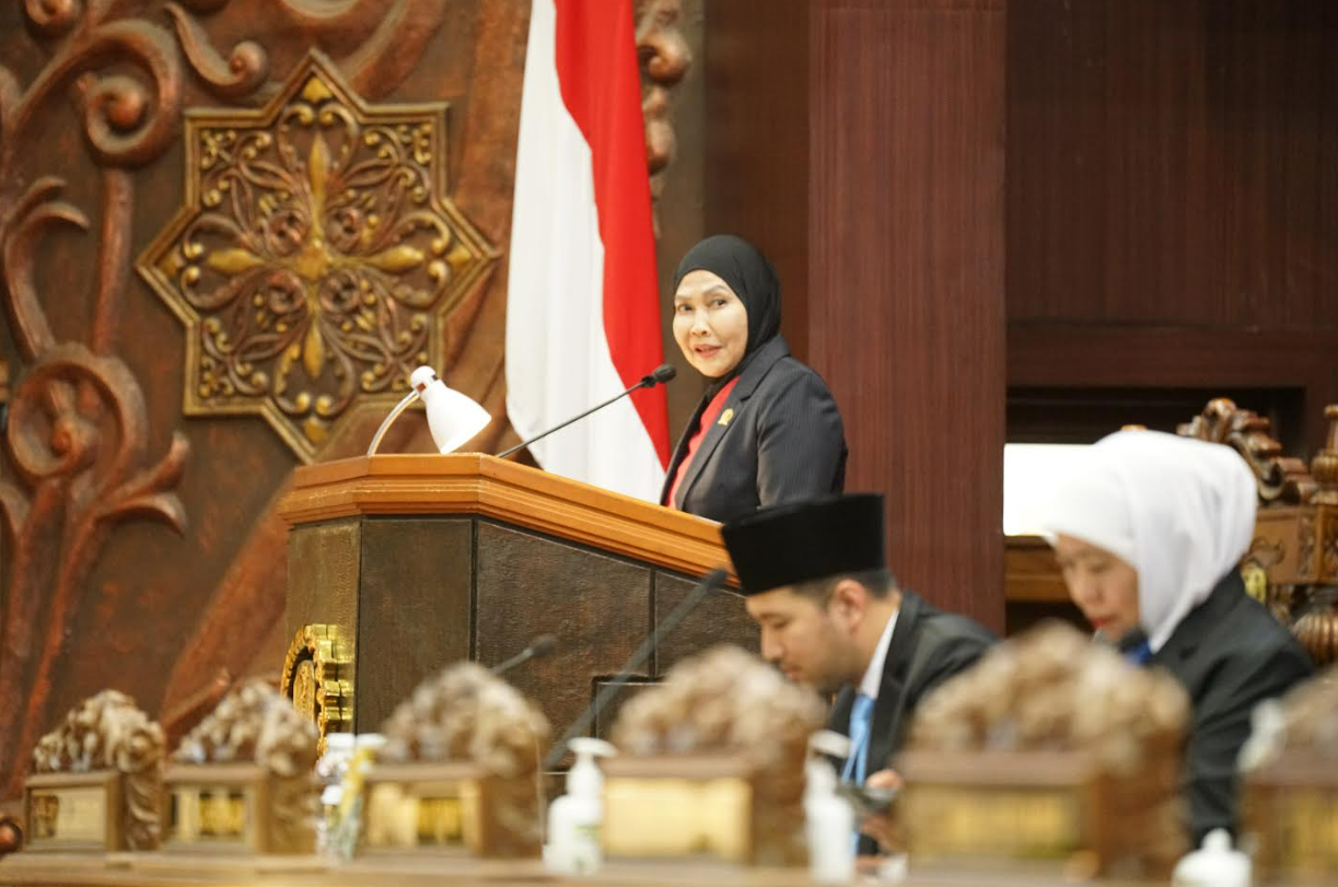 Dewanti Rumpoko, Juru Bicara Fraksi PDIP DPRD Jawa Timur, saat menyampaikan Pendapat Akhir Fraksi PDIP atas Raperda Perubahan APBD Jatim 2026.