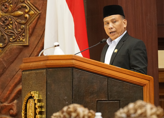 Juru Bicara Fraksi Partai Golkar DPRD Jawa Timur, Sumardi, menyampaikan pendapat akhir fraksi terkait Raperda Penyertaan Modal Daerah pada PT Jamkrida Jatim Perseroda.
