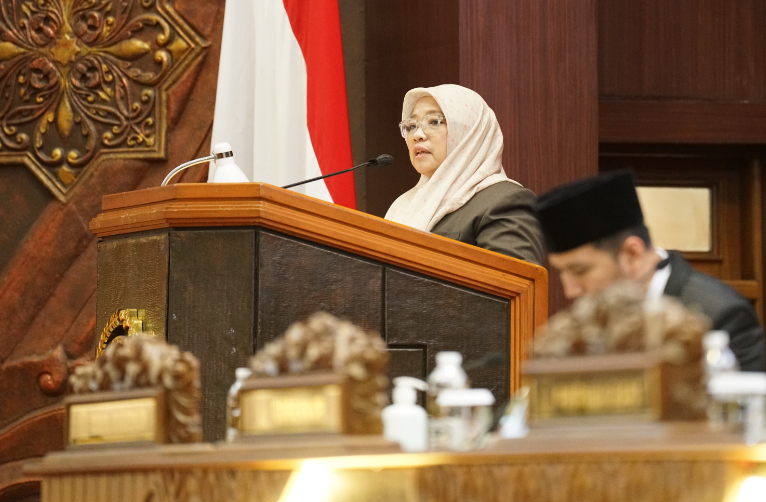 Juru Bicara Fraksi PKB DPRD Jawa Timur, Hikmah Bafaqih, menyampaikan pandangan Fraksi PKB terkait Raperda Penyertaan Modal Daerah pada PT Jamkrida Jatim Perseroda.