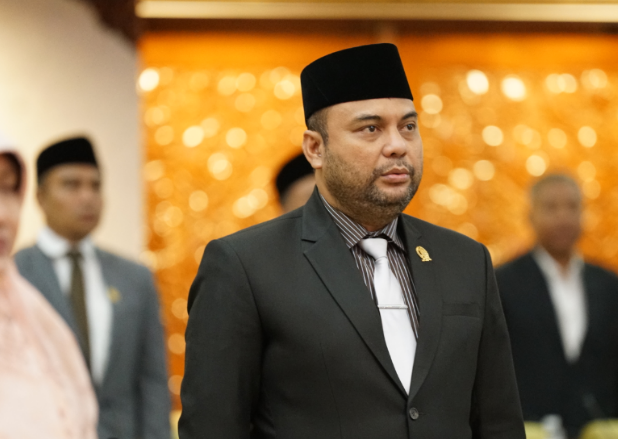 Wakil Gubernur Jawa Timur Emil Elestianto Dardak dan Ketua Komisi D DPRD Jatim Abdul Halim mendorong langkah terpadu untuk mengurai antrean kendaraan di Pelabuhan Ketapang.