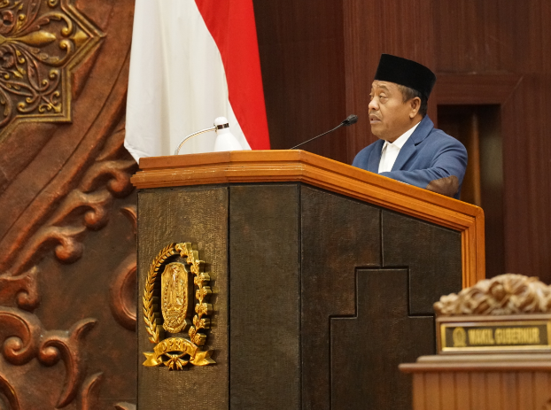 Juru Bicara Fraksi Partai Demokrat DPRD Provinsi Jawa Timur, Samwil, menyampaikan pandangan Fraksi Demokrat terkait Raperda Penyertaan Modal Daerah pada PT Jamkrida Jatim (Perseroda).