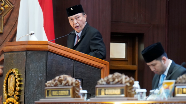 Juru Bicara Fraksi PDI Perjuangan DPRD Jawa Timur, Martin, menyampaikan pendapat akhir fraksi terkait Raperda Penyertaan Modal Daerah pada PT Jamkrida Jatim Perseroda dalam rapat paripurna DPRD Jatim.