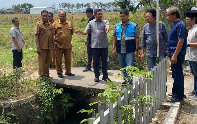 Anggota DPRD Jawa Timur dari Dapil Malang Raya, Dr. Puguh Wiji Pamungkas, M.M., meninjau kondisi saluran di kawasan Sawojajar 2, Kabupaten Malang, yang dikeluhkan warga karena kerap memicu banjir.