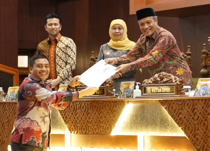 Juru Bicara Fraksi PKS DPRD Jawa Timur Puguh Wiji Pamungkas saat menyampaikan pandangan Fraksi PKS terkait Raperda tentang Obat Bahan Alam.