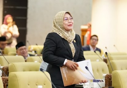 Juru Bicara Fraksi Partai Gerindra DPRD Jawa Timur, Hermin, menyampaikan pandangan fraksi terkait Raperda Lain-Lain Pendapatan Asli Daerah yang Sah dalam rapat paripurna DPRD Jatim.