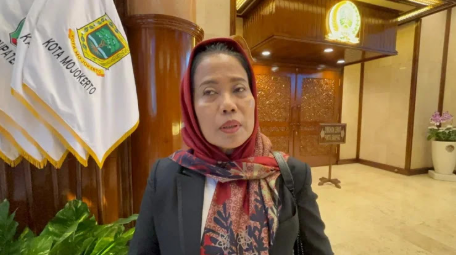 Ketua Komisi E DPRD Jawa Timur, Sri Untari Bisowarno, menanggapi rencana pendidikan gratis di sekolah dan perguruan tinggi negeri.