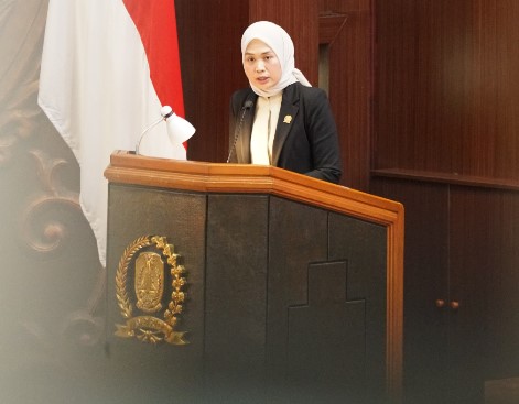 Juru Bicara Komisi B DPRD Jatim, Aulia Hany Mustikasari, menyampaikan jawaban komisi atas pandangan fraksi terkait Raperda Pengembangan Hilirisasi Peternakan dalam Rapat Paripurna DPRD Jatim, Rabu (16/09/2026).