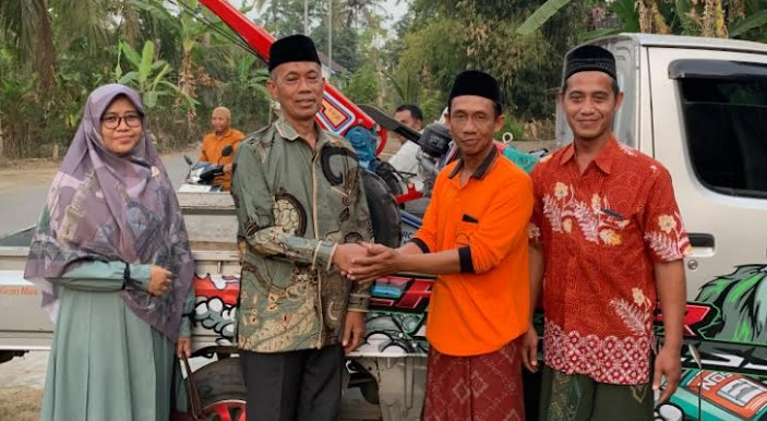 Anggota Komisi B DPRD Jatim Khusnul Khuluk menyerahkan bantuan hand traktor kepada kelompok tani di Desa Andongsari, Kabupaten Jember.