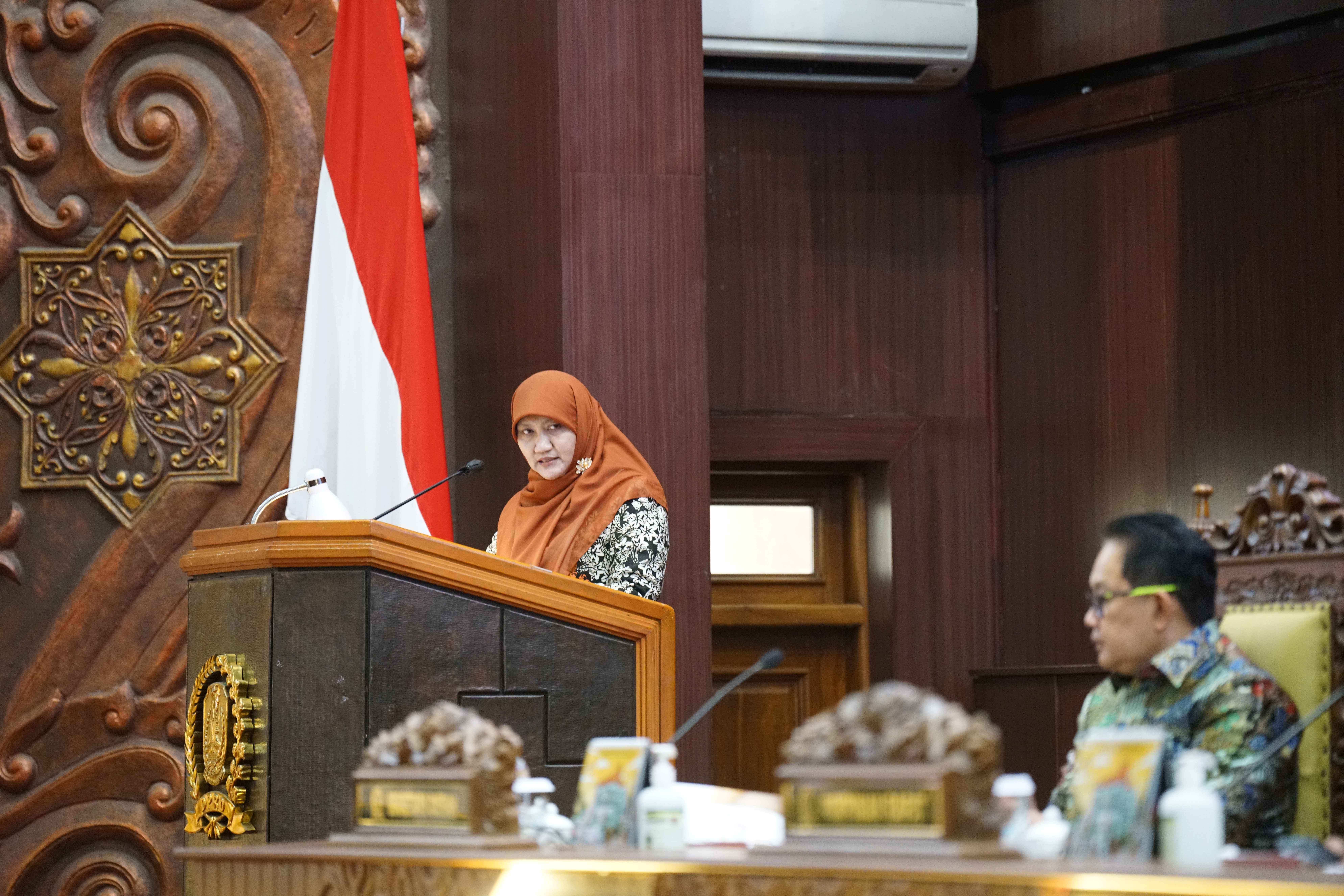 Juru Bicara Fraksi PKS DPRD Provinsi Jawa Timur, Lilik Hendarwati, menyampaikan pemandangan umum fraksi terhadap Raperda APBD Jawa Timur Tahun Anggaran 2027 dalam Rapat Paripurna DPRD Jatim, Kamis (24/09/2026).