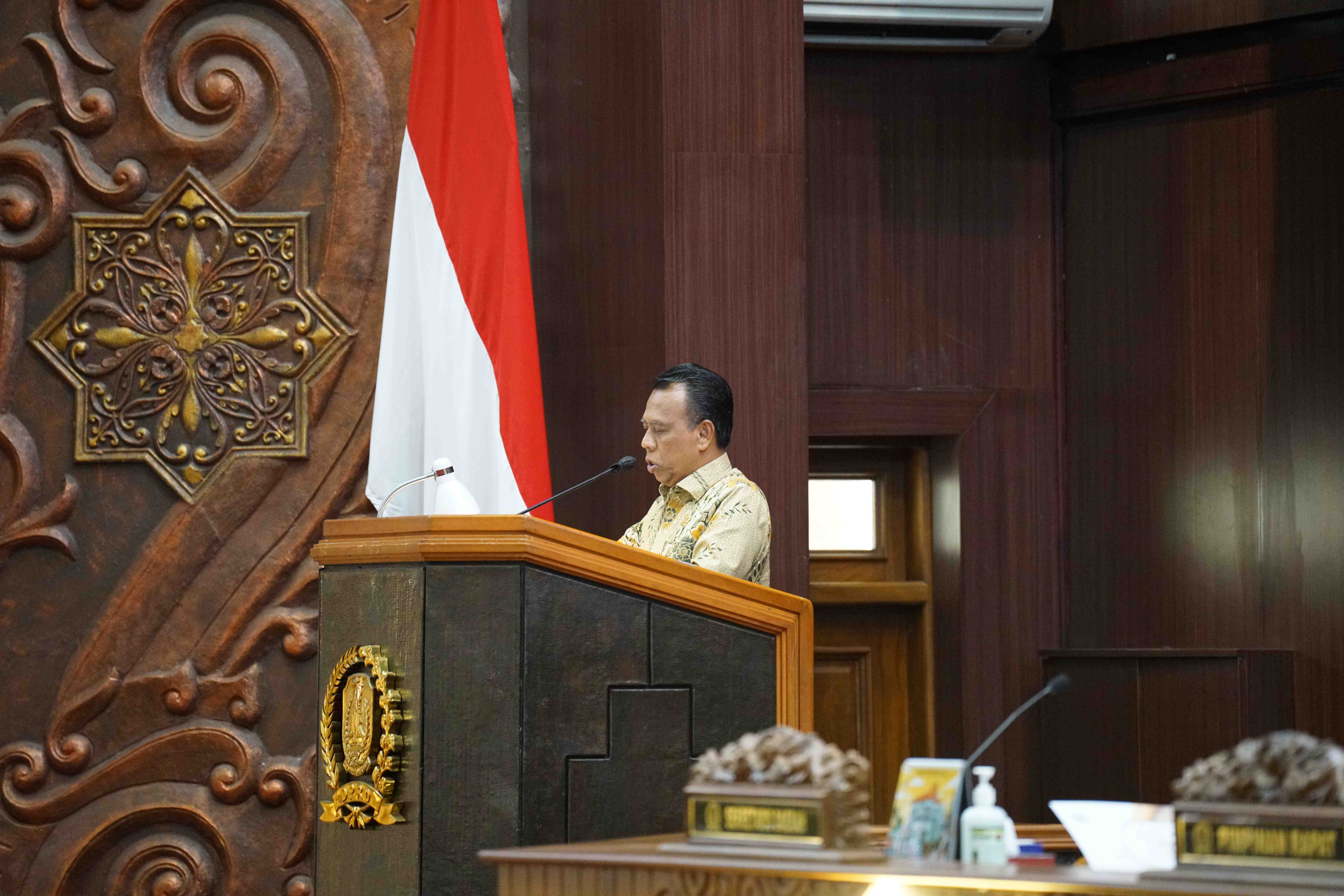 Juru Bicara Fraksi Gerindra DPRD Provinsi Jawa Timur, Soemarjono, menyampaikan pemandangan umum fraksi terhadap Nota Keuangan Gubernur atas Raperda APBD Jawa Timur Tahun Anggaran 2027 dalam Rapat Paripurna DPRD Jatim, Kamis (24/09/2026).
