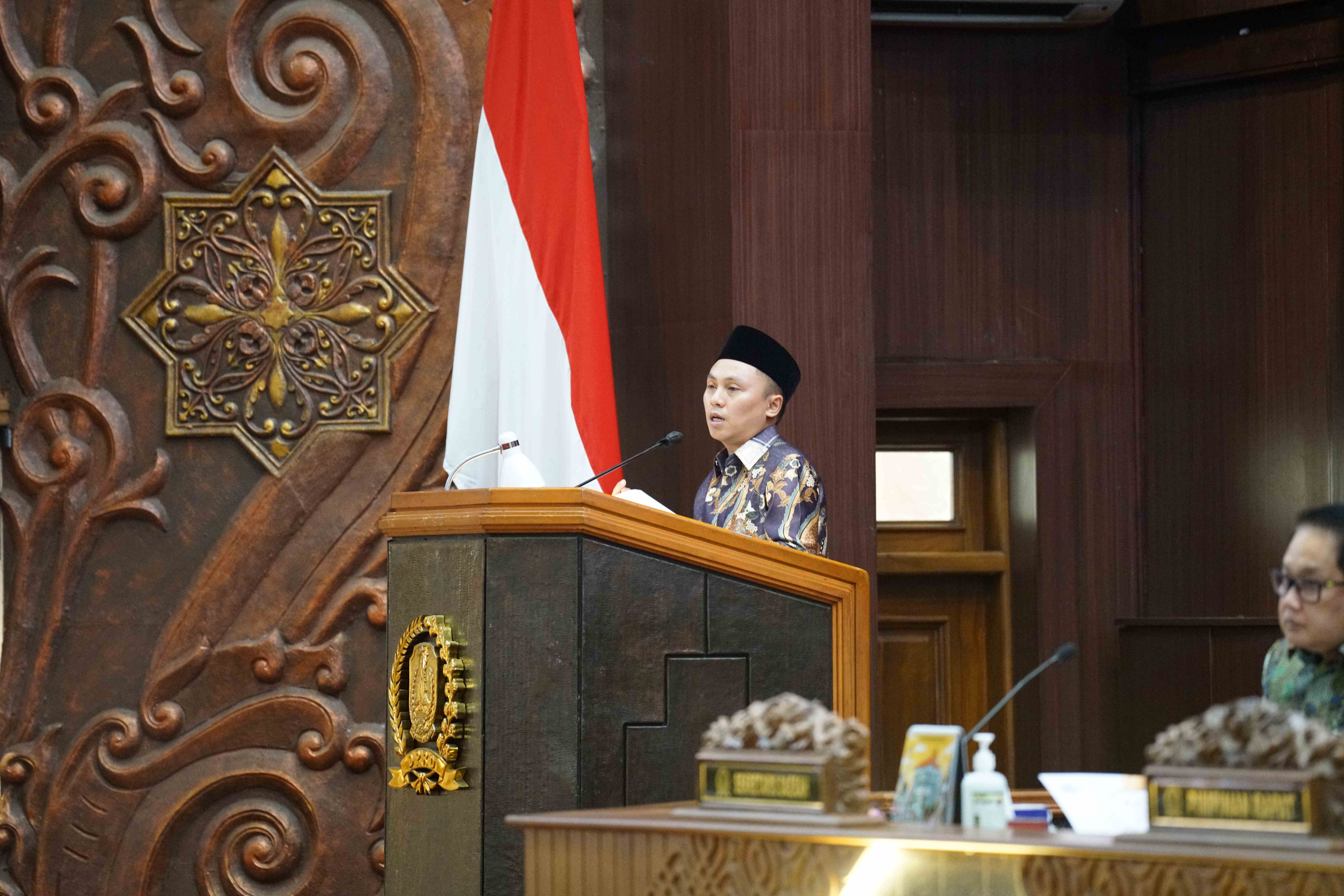 Juru Bicara Fraksi Partai Demokrat DPRD Provinsi Jawa Timur, M. Naufal Alghifary, menyampaikan pemandangan umum fraksi terhadap Nota Keuangan Gubernur atas Raperda APBD Jawa Timur Tahun Anggaran 2027 dalam Rapat Paripurna DPRD Jatim, Kamis (24/09/2026).
