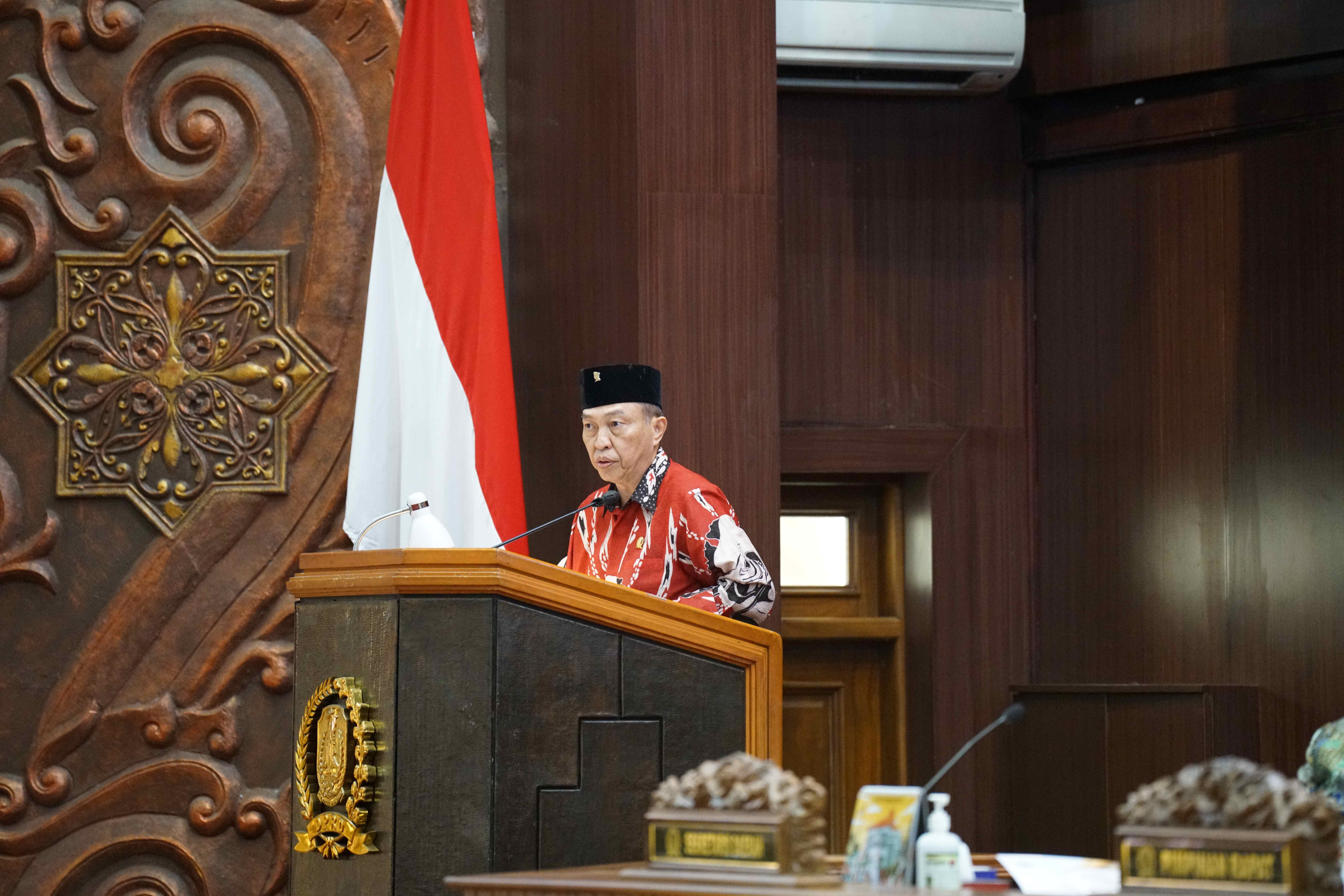 Juru Bicara Fraksi PDI Perjuangan DPRD Provinsi Jawa Timur, Martin Hamonangan, S.H., M.H., menyampaikan pemandangan umum fraksi terhadap Nota Keuangan Gubernur atas Raperda APBD Jawa Timur Tahun Anggaran 2027 dalam Rapat Paripurna DPRD Jatim, Kamis