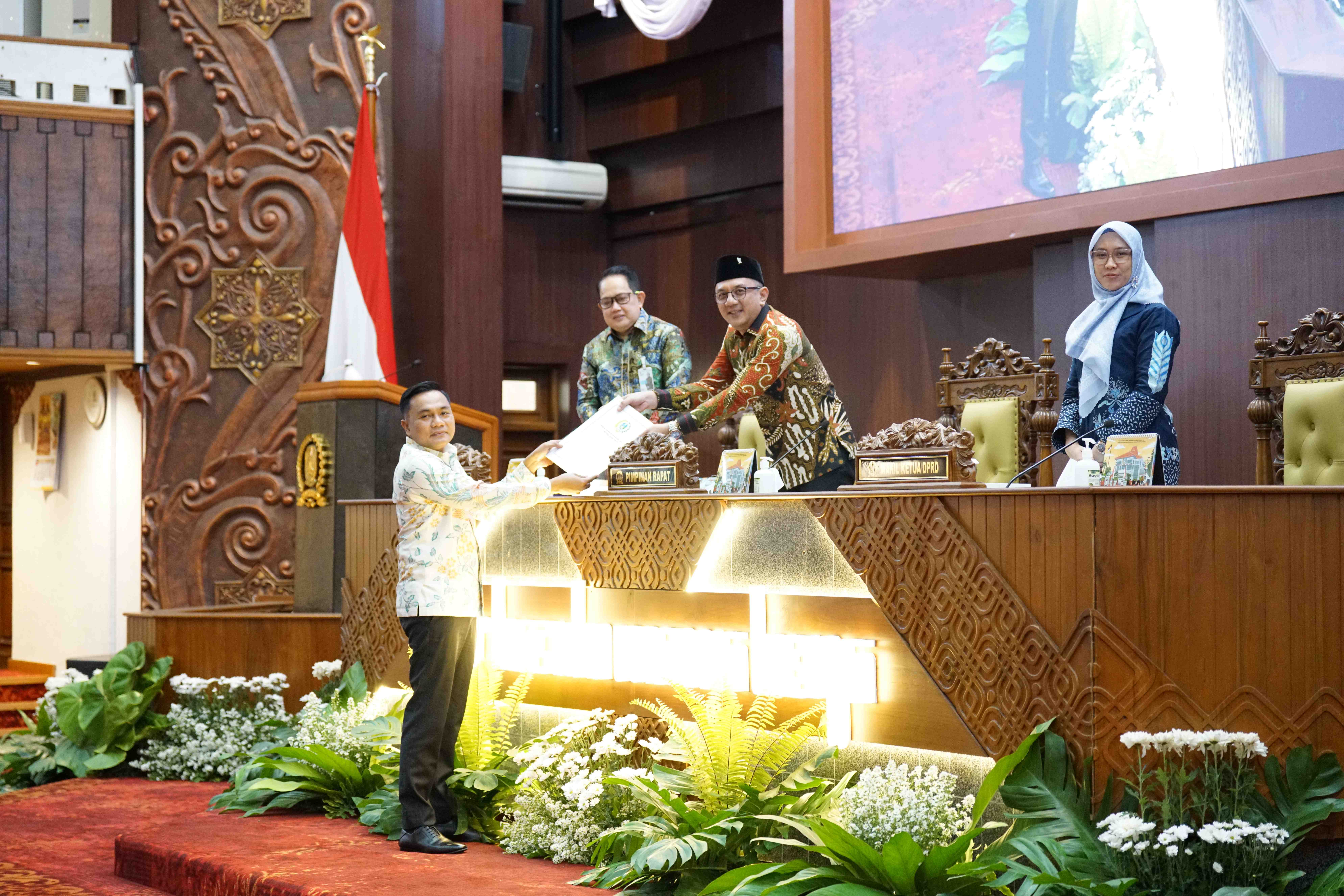 Juru Bicara Fraksi PAN DPRD Provinsi Jawa Timur, Moch. Aziz, menyampaikan pemandangan umum fraksi terhadap Nota Keuangan Gubernur atas Raperda APBD Jawa Timur Tahun Anggaran 2027 dalam Rapat Paripurna DPRD Jatim, Kamis (24/09/2026).
