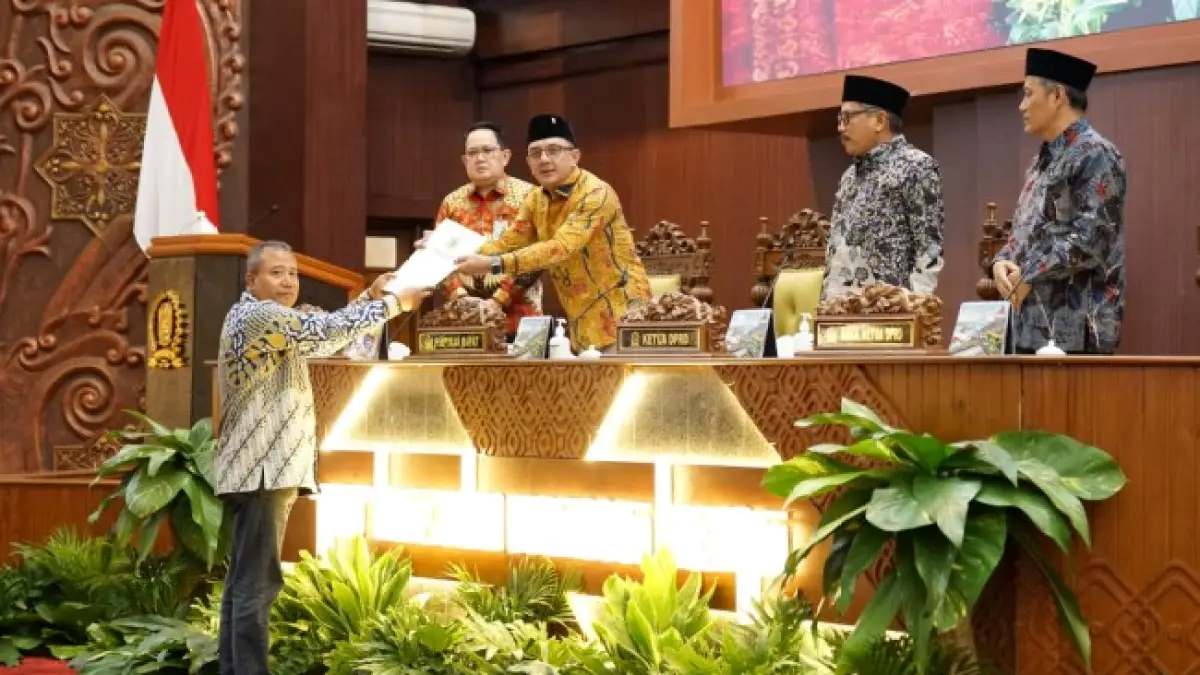 Progres konstruksi PLTS Terapung Karangkates mencapai 70 persen dan ditargetkan beroperasi pada 2026. Siadi berharap proyek tersebut memperkuat pengembangan energi bersih di Jawa Timur.