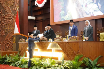 Juru Bicara Fraksi Partai Gerindra DPRD Provinsi Jawa Timur Farid Kurniawan Aditama menyampaikan Pendapat Akhir Fraksi terhadap Raperda Perubahan Ketiga atas Perda Nomor 5 Tahun 2017.