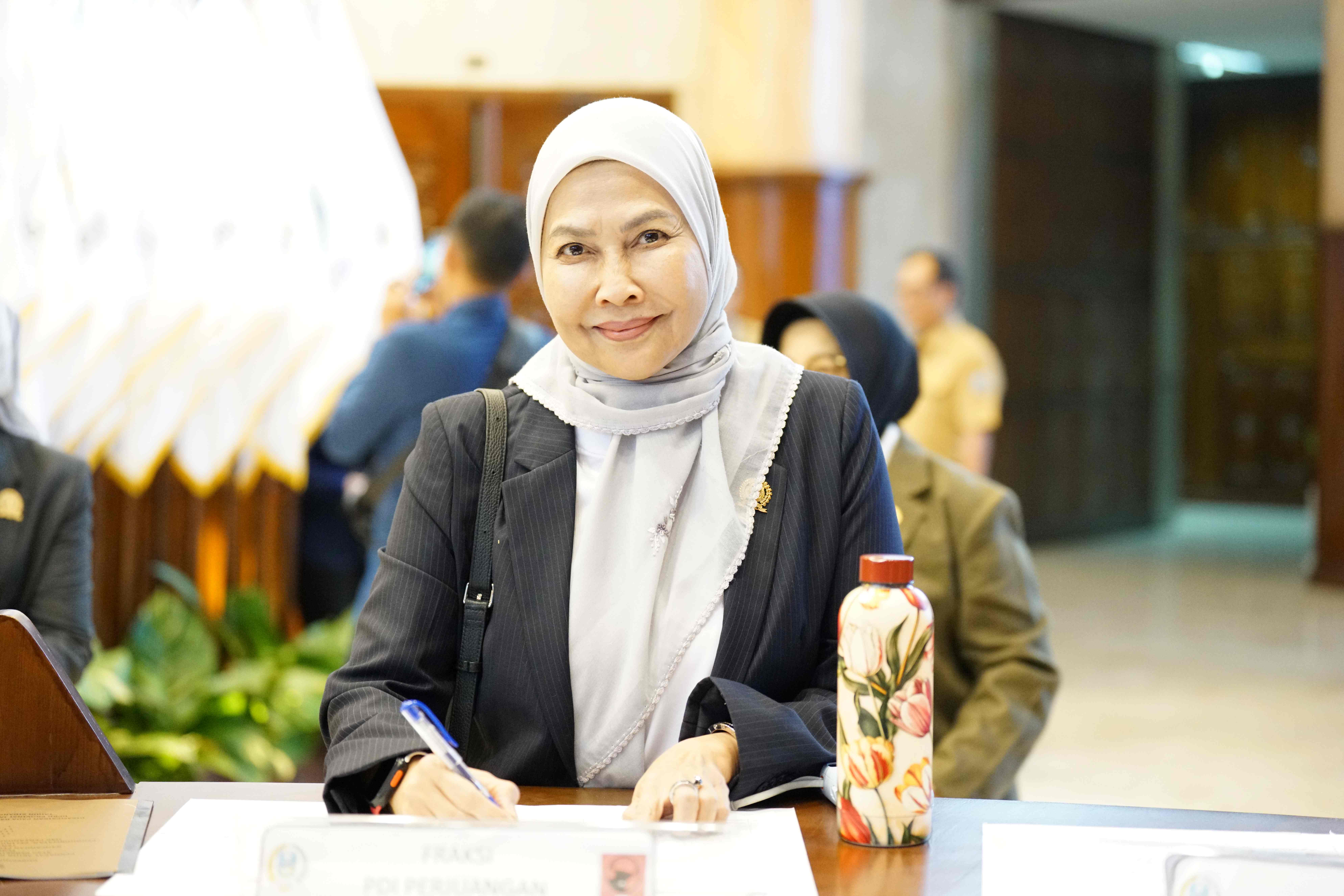 Anggota DPRD Provinsi Jawa Timur Dewanti Rumpoko mendorong pemerintah memperkuat perlindungan pekerja dan mitigasi setelah puluhan perusahaan di Kabupaten Malang melakukan PHK.