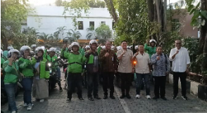 Bagikan 100 Helm SNI, Cahyo Harjo Ajak Ojol Tertib Berlalu Lintas