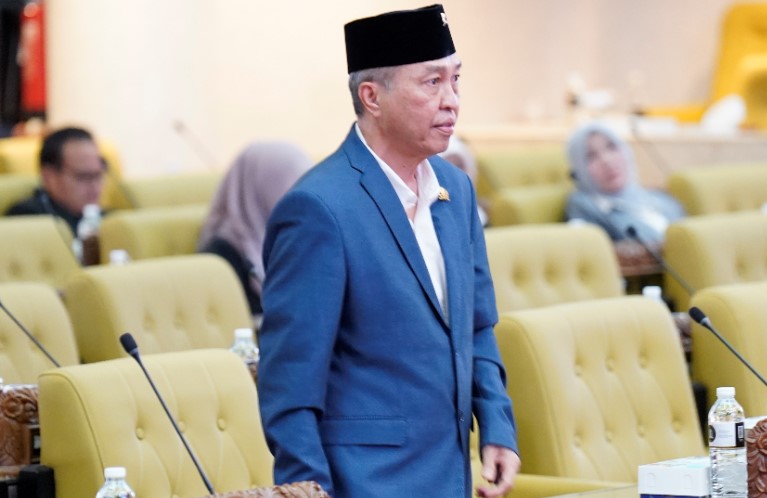Juru Bicara Komisi D DPRD Provinsi Jawa Timur Martin Hamonangan menyampaikan Nota Penjelasan Raperda Penyelenggaraan Transportasi Publik Terintegrasi dalam rapat paripurna DPRD Jatim, Senin (05/10/2026).